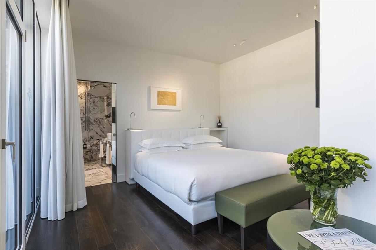 Magna Pars L'Hotel A Parfum, Small Luxury Hotels Of The World Milan Bagian luar foto A room at the Hotel