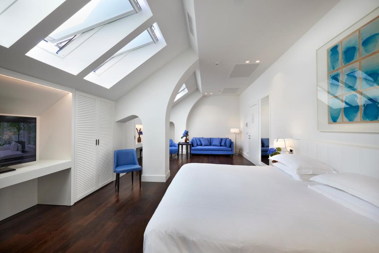 Magna Pars L'Hotel A Parfum, Small Luxury Hotels Of The World Milan Bagian luar foto A suite at the hotel