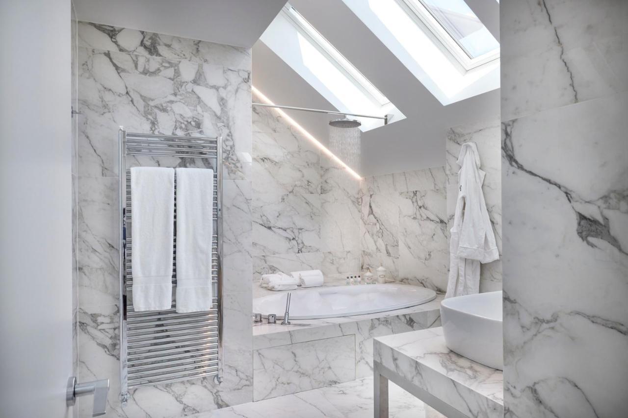 Magna Pars L'Hotel A Parfum, Small Luxury Hotels Of The World Milan Bagian luar foto Bathroom with marble walls