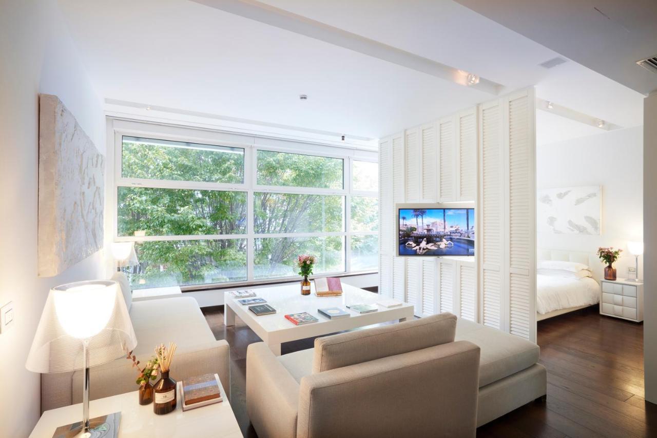 Magna Pars L'Hotel A Parfum, Small Luxury Hotels Of The World Milan Bagian luar foto A living room in a typical apartment at The Standard East Village