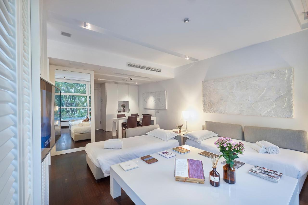Magna Pars L'Hotel A Parfum, Small Luxury Hotels Of The World Milan Bagian luar foto A room at the hotel