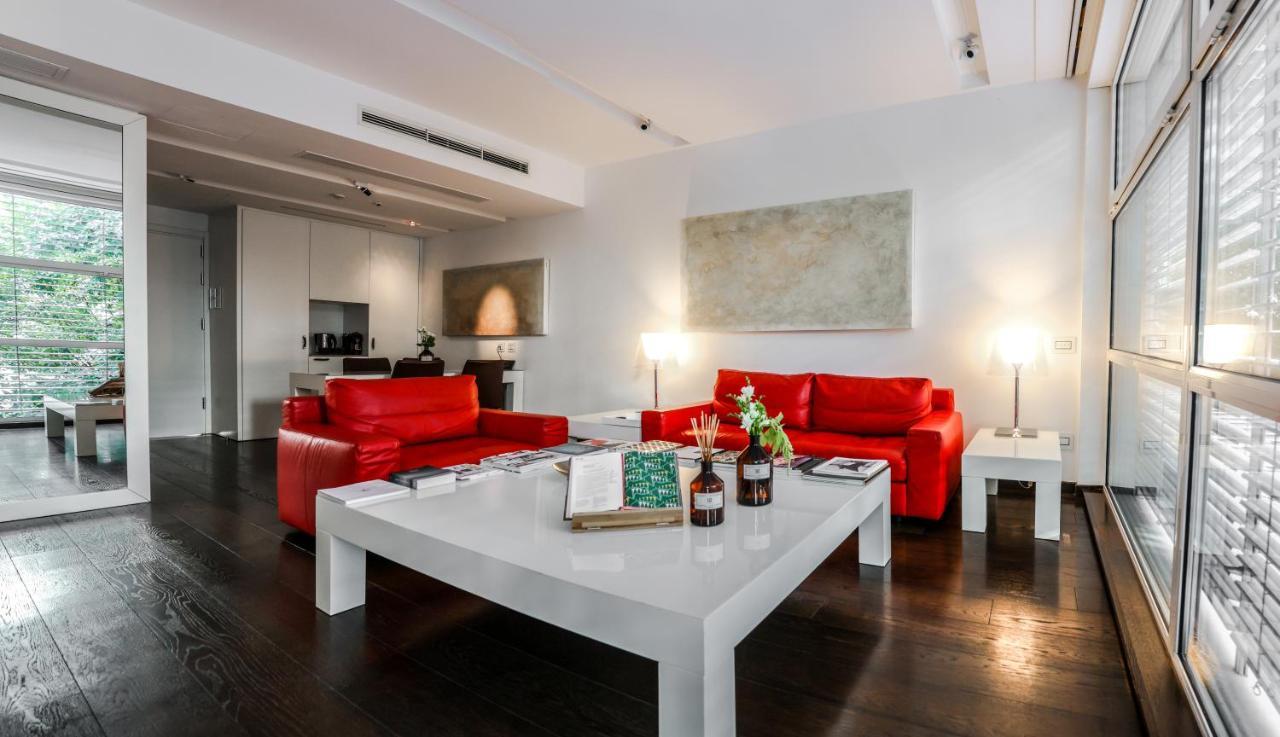 Magna Pars L'Hotel A Parfum, Small Luxury Hotels Of The World Milan Bagian luar foto A living room in a serviced apartment in Vienna, Austria