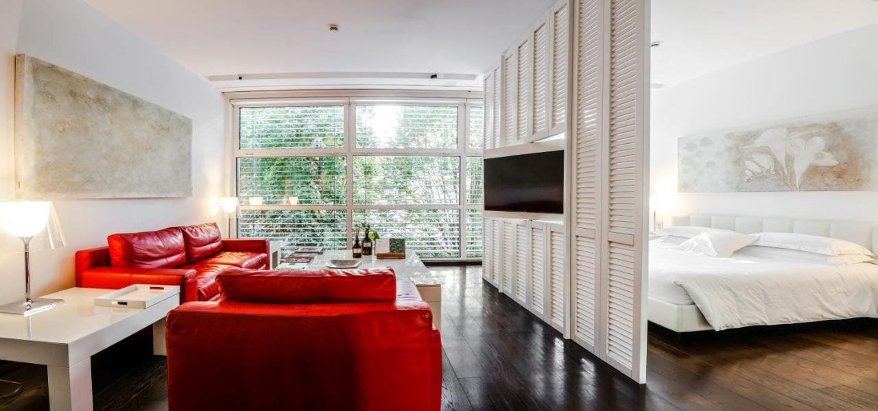 Magna Pars L'Hotel A Parfum, Small Luxury Hotels Of The World Milan Bagian luar foto A room divider in a living room