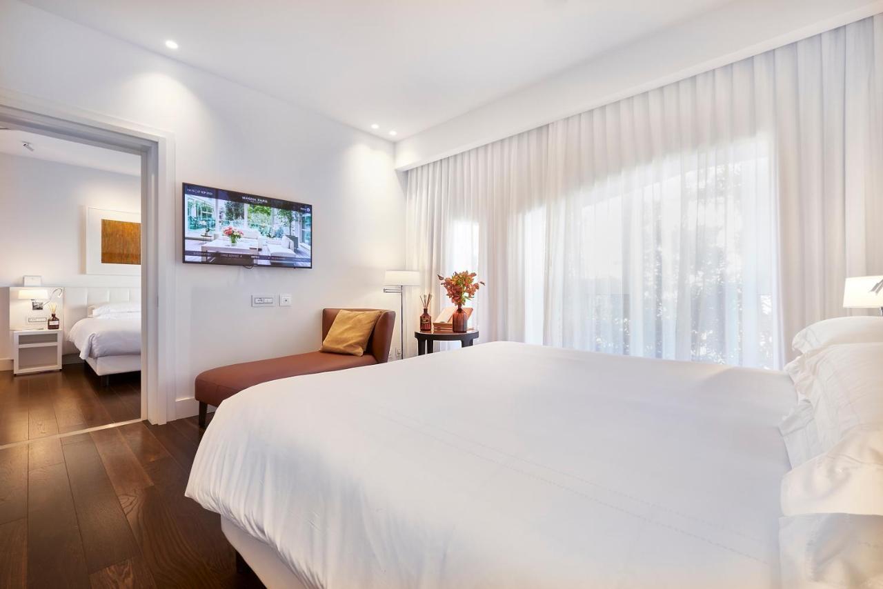Magna Pars L'Hotel A Parfum, Small Luxury Hotels Of The World Milan Bagian luar foto A bedroom at the hotel