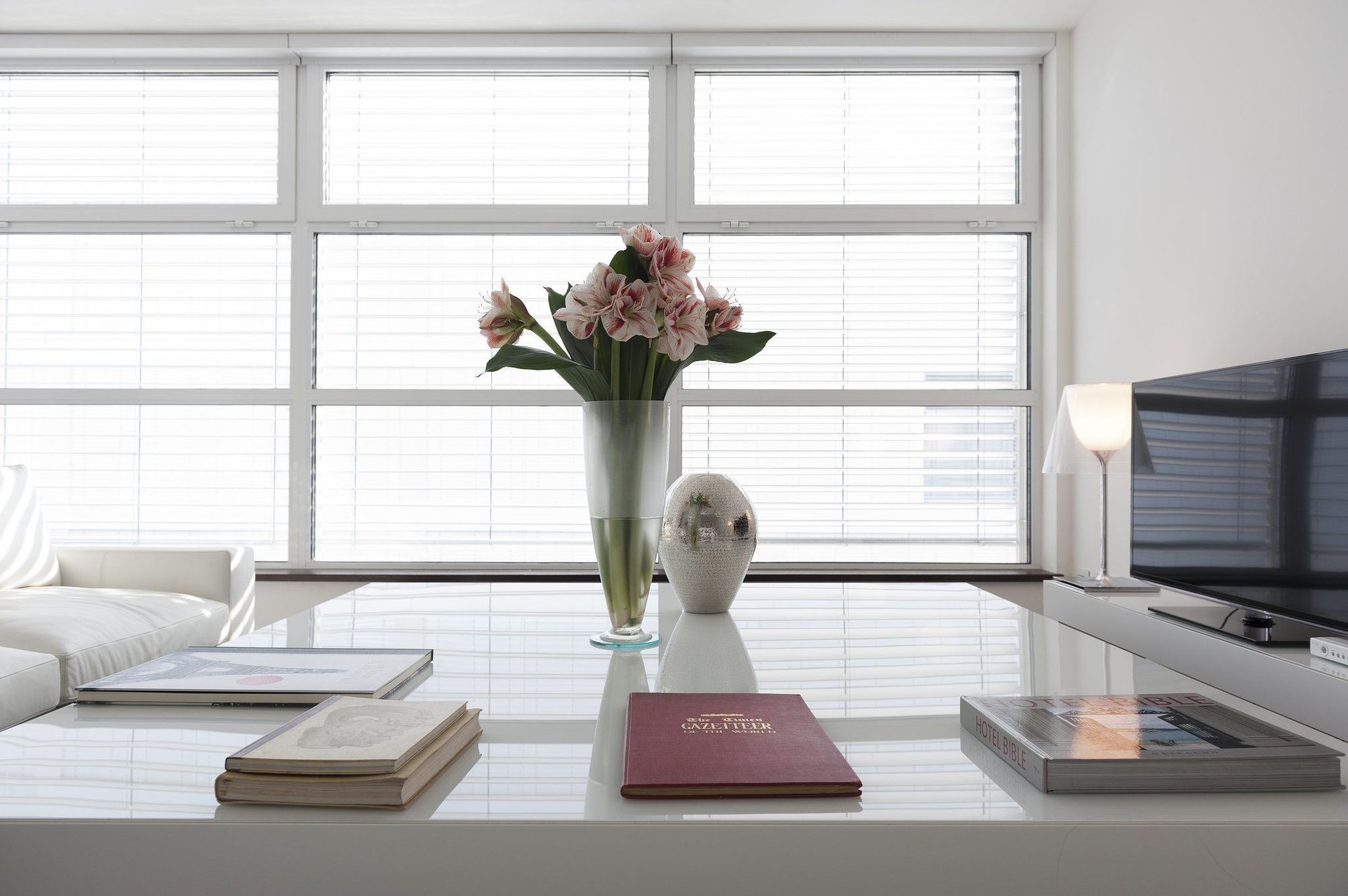Magna Pars L'Hotel A Parfum, Small Luxury Hotels Of The World Milan Bagian luar foto A living room with a large window
