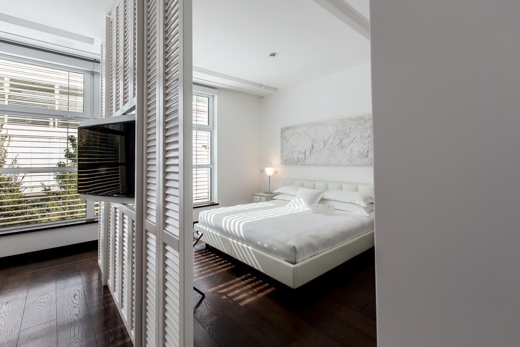 Magna Pars L'Hotel A Parfum, Small Luxury Hotels Of The World Milan Bagian luar foto A bedroom at the Mandarin Oriental, Munich