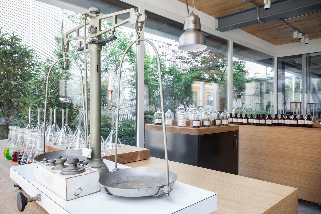Magna Pars L'Hotel A Parfum, Small Luxury Hotels Of The World Milan Bagian luar foto A laboratory at the International Institute of Perfumery, Cosmetics and Aromatics