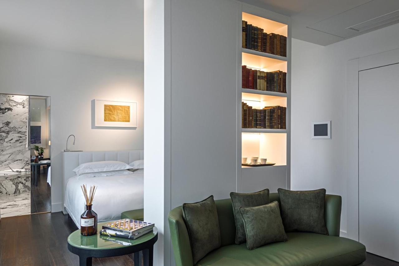 Magna Pars L'Hotel A Parfum, Small Luxury Hotels Of The World Milan Bagian luar foto A suite at the Hotel