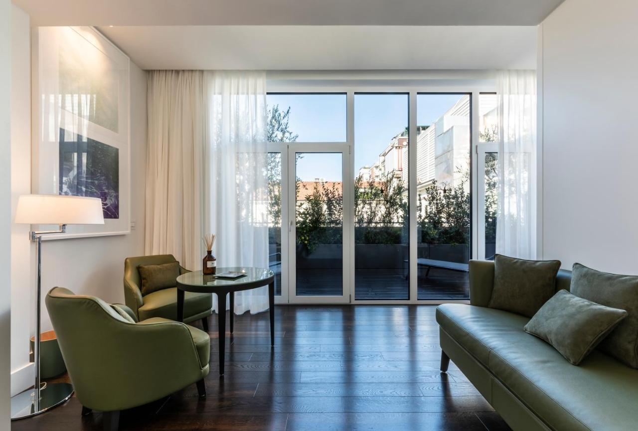 Magna Pars L'Hotel A Parfum, Small Luxury Hotels Of The World Milan Bagian luar foto A suite at the Mandarin Oriental Munich
