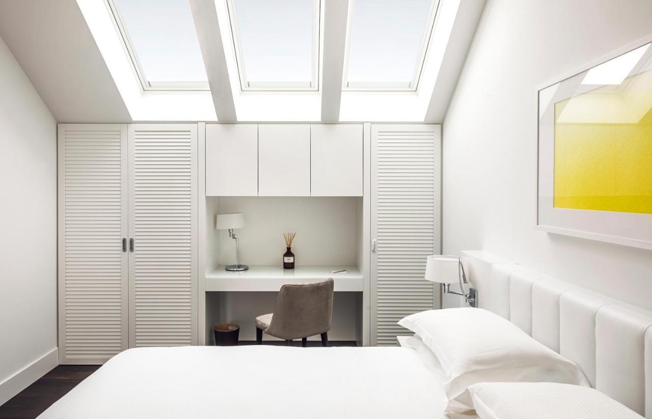 Magna Pars L'Hotel A Parfum, Small Luxury Hotels Of The World Milan Bagian luar foto A bedroom with a skylight