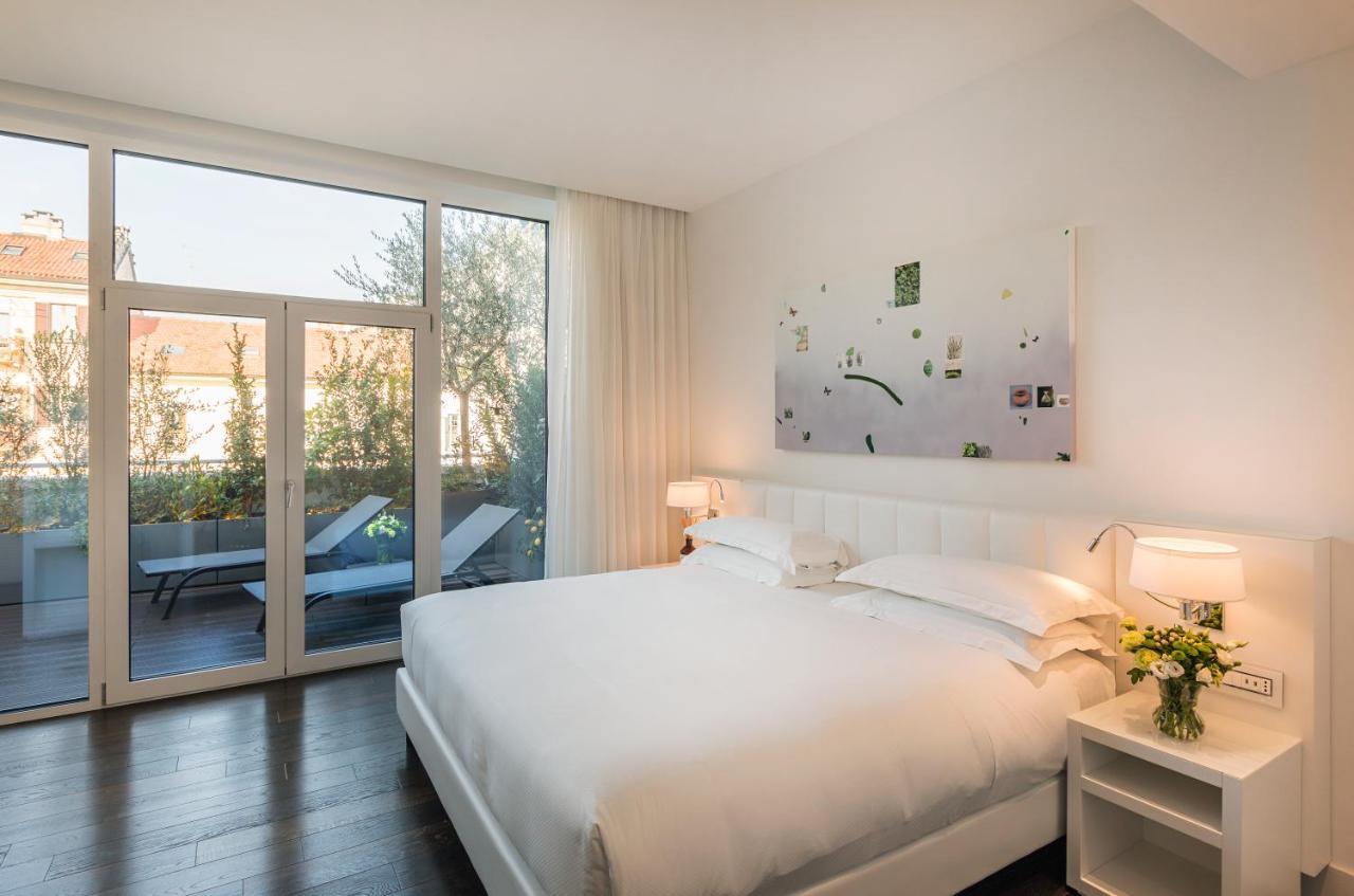 Magna Pars L'Hotel A Parfum, Small Luxury Hotels Of The World Milan Bagian luar foto Deluxe room