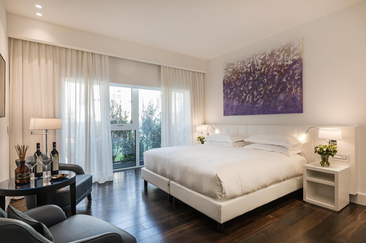 Magna Pars L'Hotel A Parfum, Small Luxury Hotels Of The World Milan Bagian luar foto Deluxe room