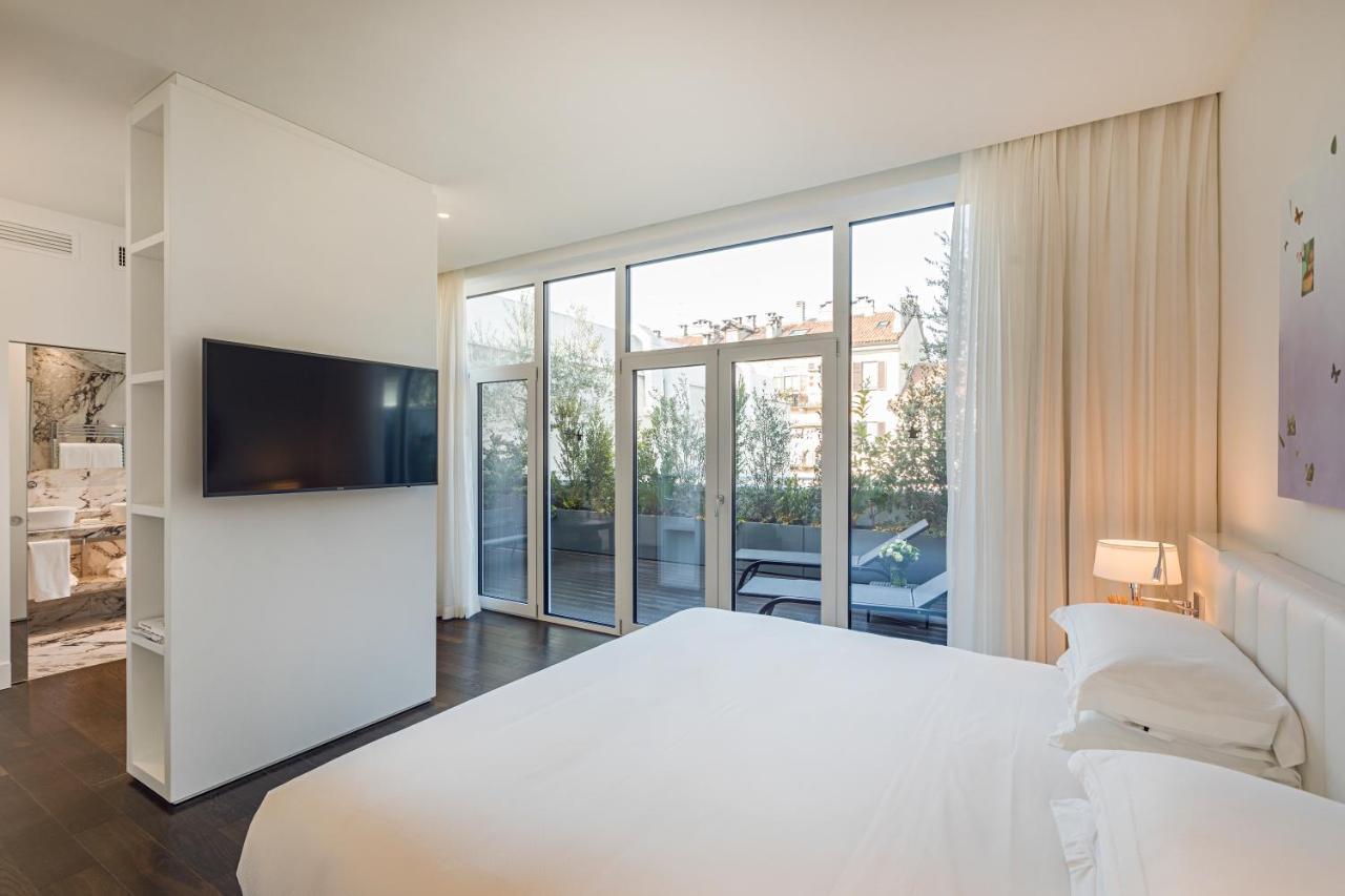 Magna Pars L'Hotel A Parfum, Small Luxury Hotels Of The World Milan Bagian luar foto Deluxe room with terrace